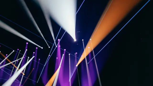 Orelsan à Lyon : faisceaux de projecteurs sur une scène de concert