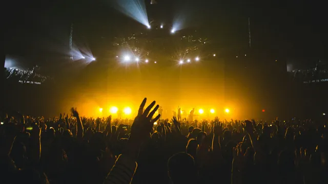 Tokio Hotel à Paris : foule aux bras levés devant la scène